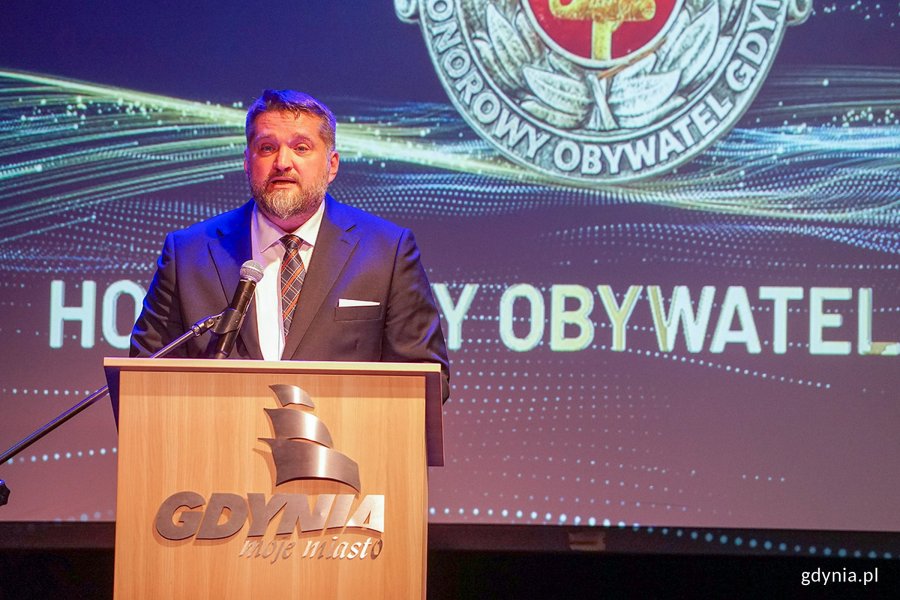 Tadeusz Szemiot, przewodniczący Rady Miasta Gdyni, przemawiający  podczas uroczystości w Konsulacie Kultury