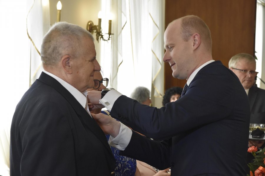 Wiceprezydent Bartosz Bartoszewicz wręczył medale za Długoletnie Pożycie Małżeńskie // fot. Lechosław Dzierżak
