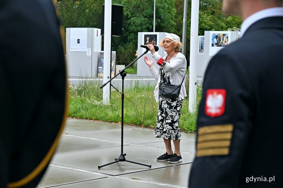 Krystyna Kodymowska ps. Stokrotka, gdynianka, uczestniczka powstania warszawskiego, podczas uroczystości z okazji 79. rocznicy wybuchu powstania warszawskiego, które odbyły się w Gdyni. Na pierwszym planie fragmenty mundurów żołnierzy Marynarki Wojennej z godłem // fot. Magdalena Czernek