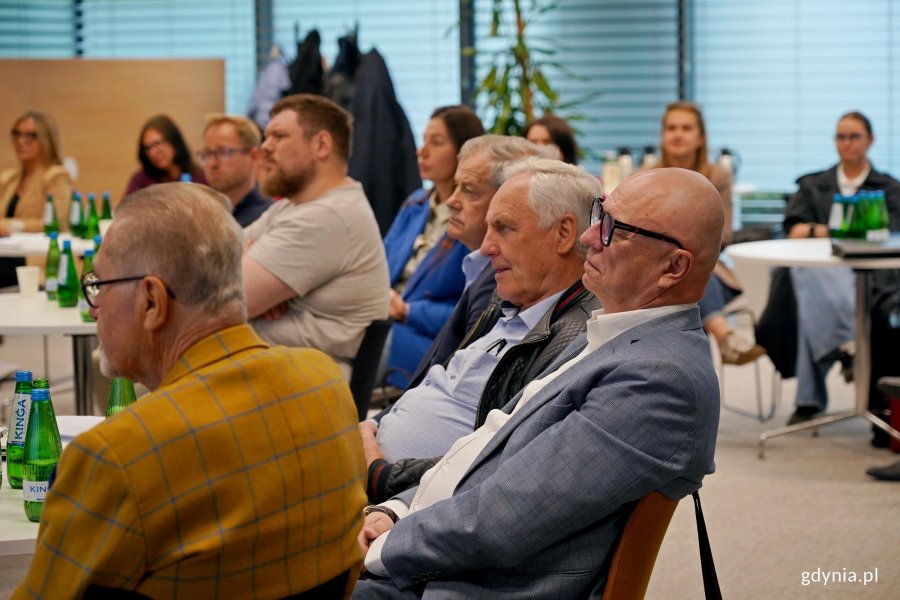 Członkowie Gdyńskiej Rady Dialogu Gospodarczego podczas posiedzenia w 3T Office Parku 