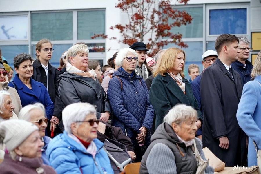Uczestnicy uroczystości upamiętniających 86. rocznicę pierwszych wysiedleń gdynian zebrani przed pomnikiem Gdynian Wysiedlonych. Wśród nich m.in. wiceprezydent Rafał Geremek, radna Gdyni Joanna Zielińska i Alina Baaske- pełnomocniczka wojewody pomorskiej ds. integracji środowisk kombatanckich i koordynacji ich działań 