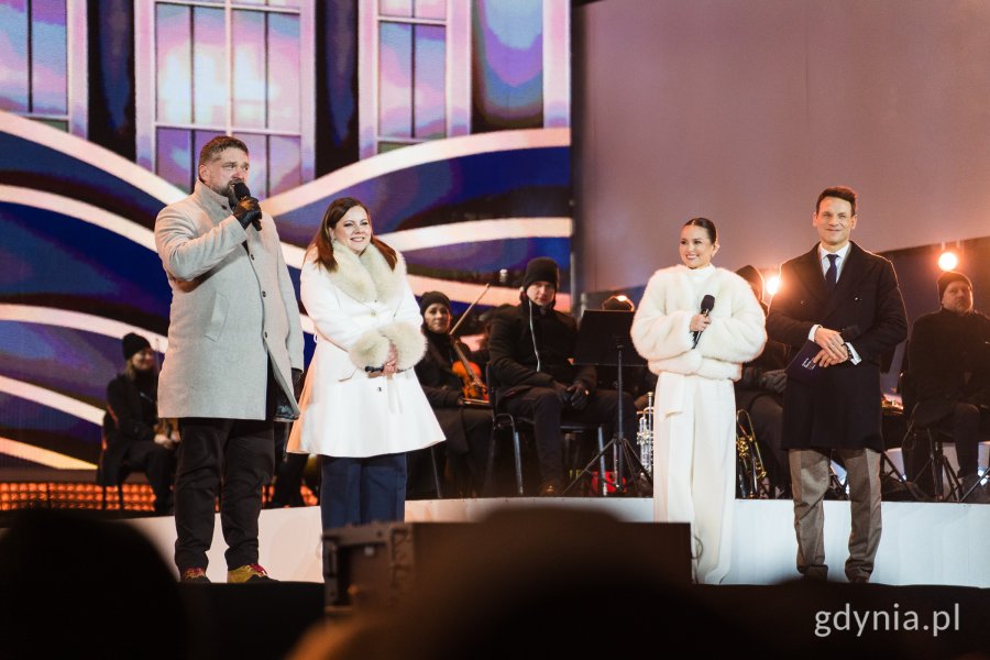 Na zdjęciu: prezydent Gdyni Aleksandra Kosiorek, przewodniczący Rady Miasta Tadeusz Szemiot wraz z prowadzącymi (fot. Paweł Budziński)