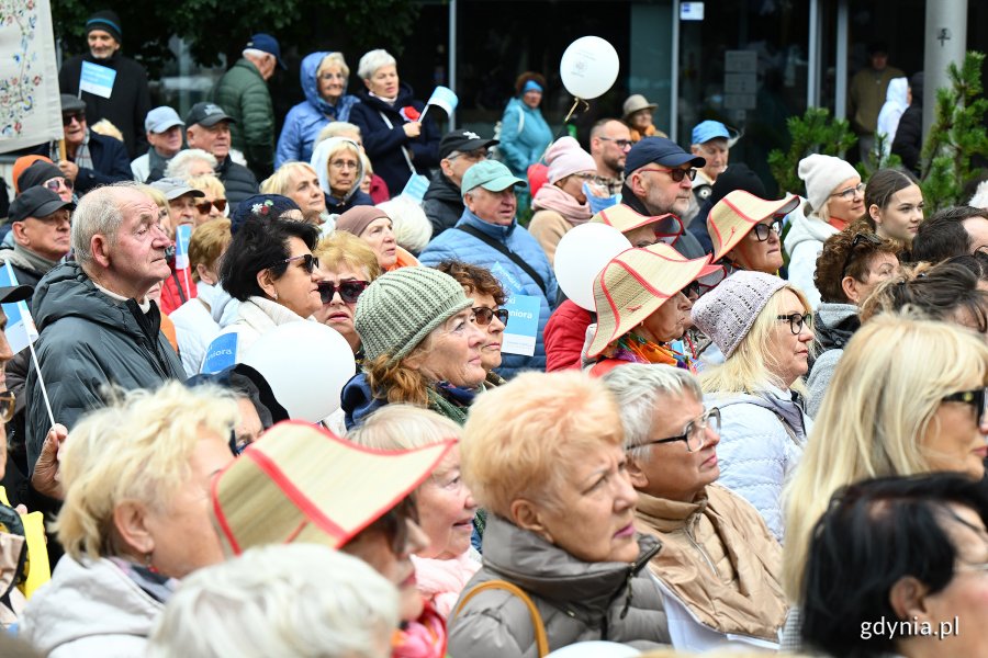 Seniorzy na placu Kaszubskim (fot. Michał Puszczewicz)