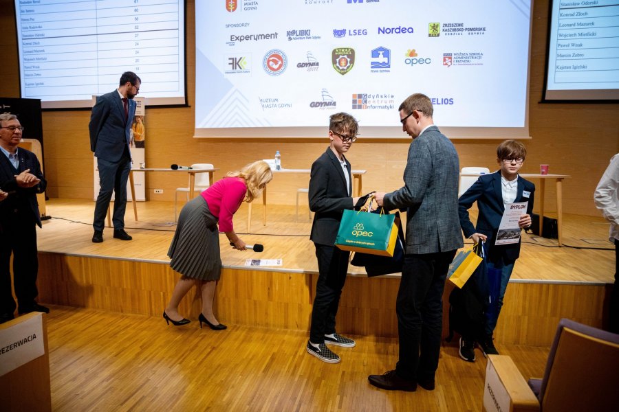 Dawid Gajos wręcza nagrody finaliście Konkursu Wiedzy o Gdyni / fot. Uniwersytet WSB Merito Gdynia