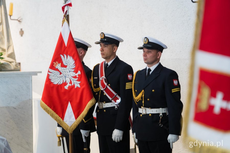 Żołnierze w mundurach Marynarki Wojennej po mszy świętej w parafii pw. Najświętszej Maryi Panny Kr&oacute;lowej Polski