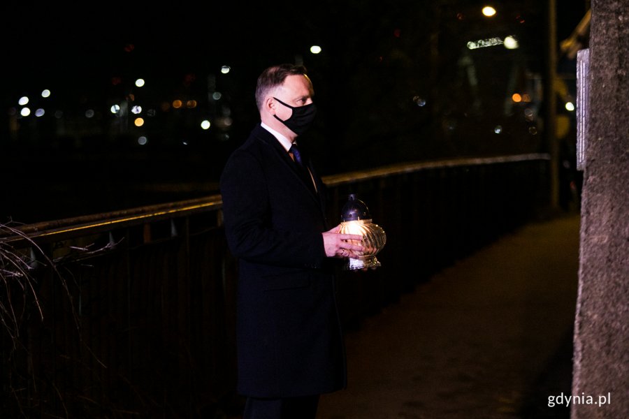 Znicz pod tablicą upamiętniającą wydarzenia Grudnia '70 złożył prezydent RP Andrzej Duda // fot. Karol Stańczak