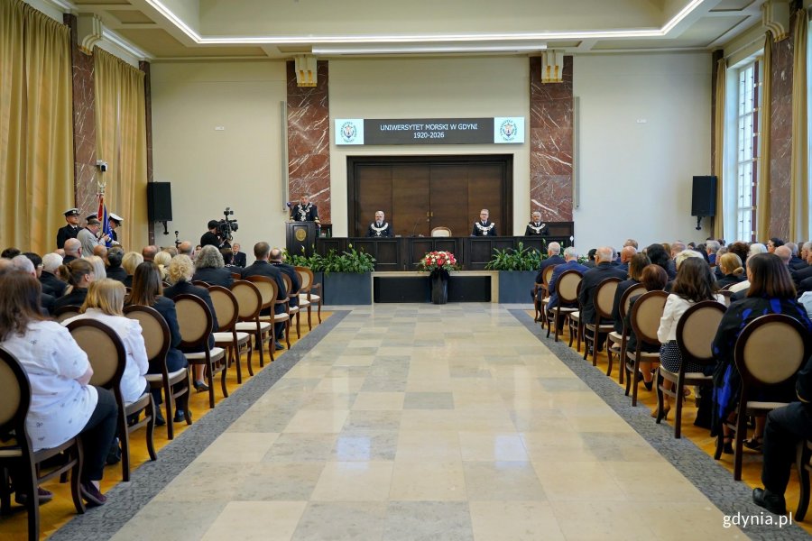 Uroczyste posiedzenie senatu uczelni z okazji 106. rocznicy utworzenia Uniwersytetu Morskiego odbyło się w auli w budynku gł&oacute;wnym