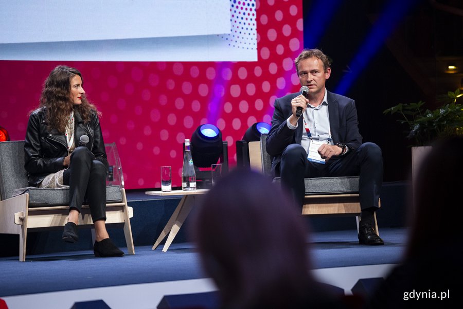 Panel "Jak rozwijać współpracę z biznesem tworząc zrównoważone miasta o atrakcyjnej jakości życia" podczas ABSL Summit. Fot. Przemysław Kozłowski