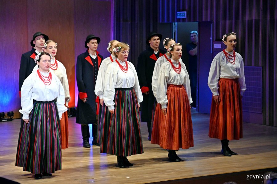 Reprezentacyjny Polski Zespół Pieśni i Tańca „Wileńszczyzna” im. Gabriela Jana Mincewicza podczas koncertu „Barwy Wileńszczyzny”