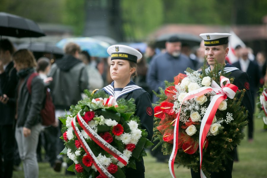 Żołnierze Marynarki Wojennej z wieńcami w rękach  podczas uroczystości z okazji 80. rocznicy wyzwolenia obozu koncentracyjnego Stutthof 