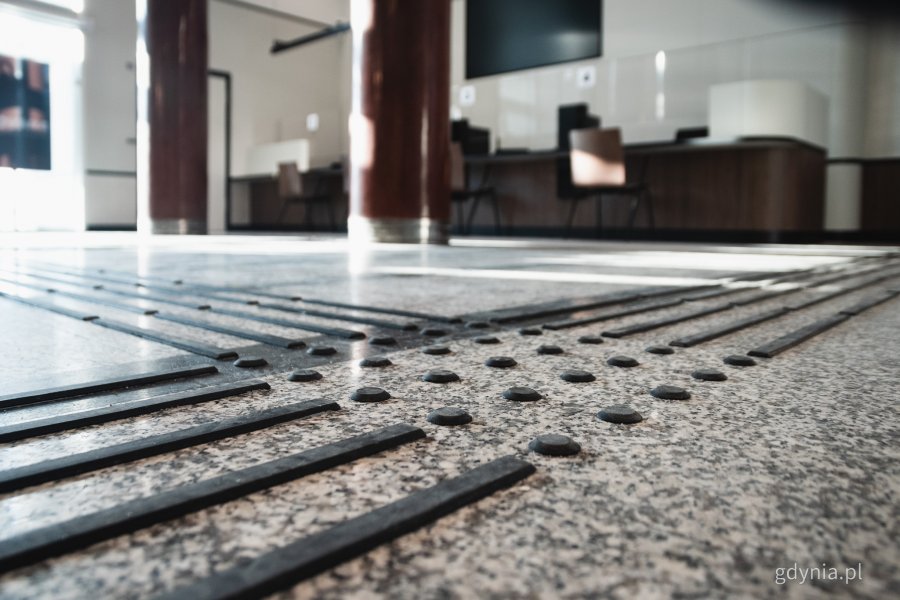 Sala Obsługi Mieszkańc&oacute;w w Urzędzie Miasta Gdyni po remoncie (fot. Kamil Złoch)