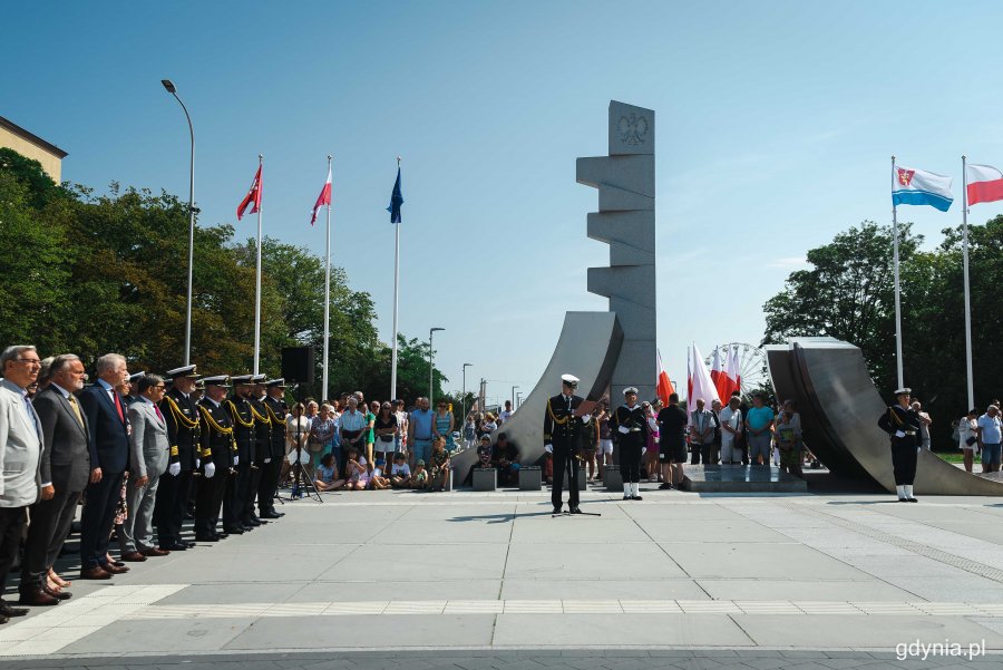 Oficjalne uroczystości z okazji Święta Wojska Polskiego w Gdyni, przy pomniku Polski Morskiej, fot. Kamil Złoch