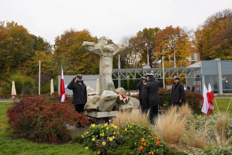 Uniwersytet Morski upamiętnił ludzi morza. Na zdjęciu widzimy Kompanię Reprezentacyjną Uniwersytetu Morskiego w Gdyni, pełniącą asystę honorową.