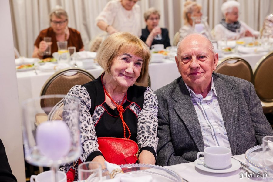 Para przy stole pozuje do zdjęcia