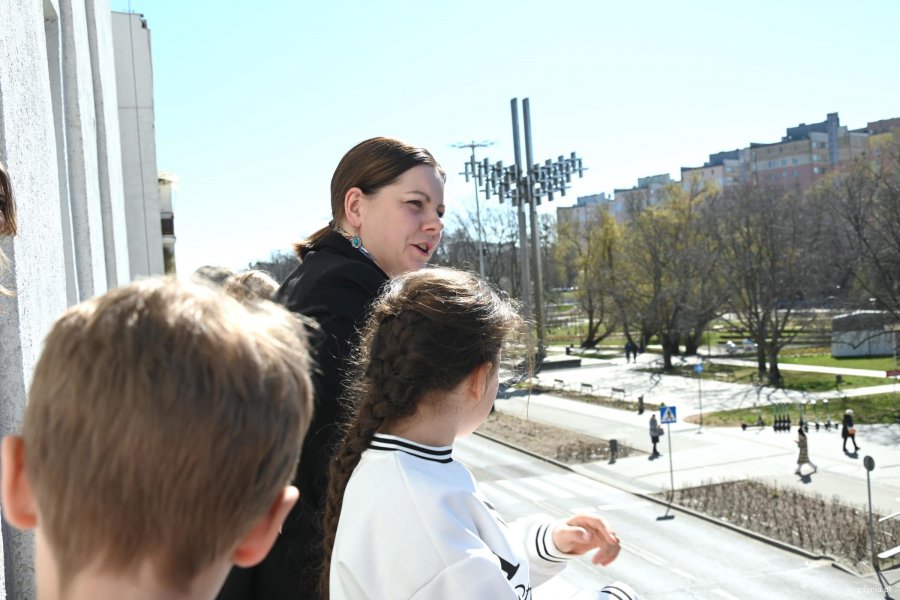 Kobieta i dzieci podziwiają miasto