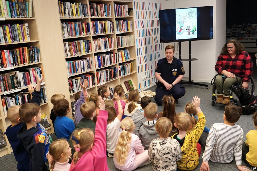 Marta Czachor z Wydziału Dostępności Urzędu Miasta Gdyni i Kamil Zdunek z Wydziału Straży Miejskiej Zarządzania Kryzysowego na spotkaniu z przedszkolakami w Bibliotece Śr&oacute;dmieście