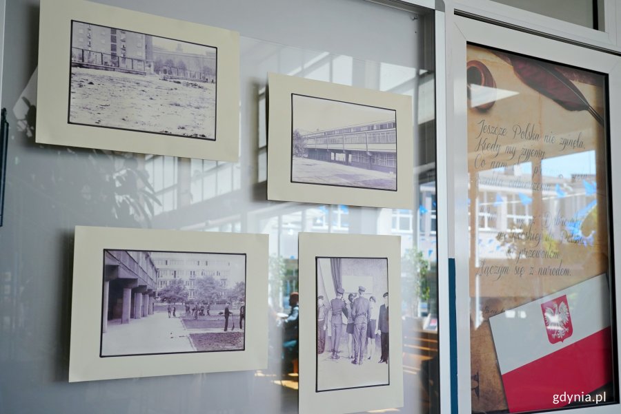 Archiwalne fotografie wywieszone na drzwiach Szkoły Podstawowej nr 21