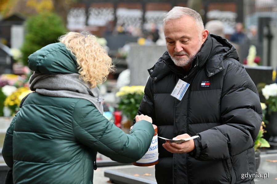 Prezydent Gdyni Wojciech Szczurek kwestujący na Cmentarzu Witomińskim 