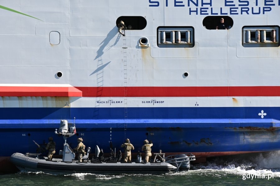 Ćwiczenia wojska w basenie Portu Gdynia (fot. Łukasz Kamasz)