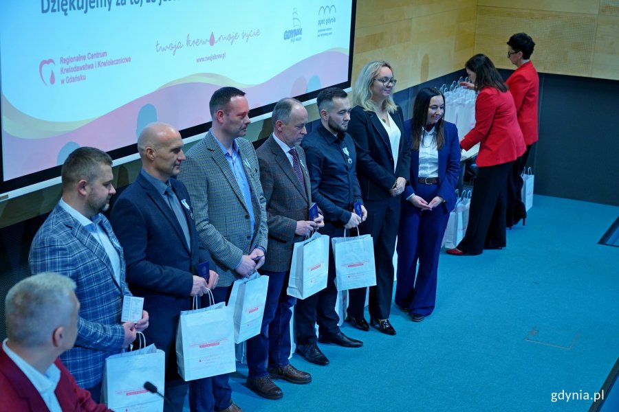 Odznaczeni honorowi dawcy krwi z Wejherowa wraz z dr hab. Marleną Robakowską &ndash; dyrektor Regionalnego Centrum Krwiodawstwa i Krwiolecznictwa w Gdańsku i Iwoną Piastowską &ndash; sekretarz miasta Wejherowa podczas gali w PPNT Gdynia 