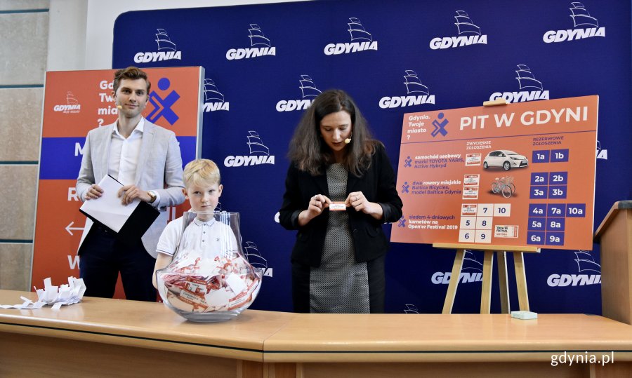 Losowanie nagród w loterii „Rozlicz PIT w Gdyni” // fot. Kamil Złoch