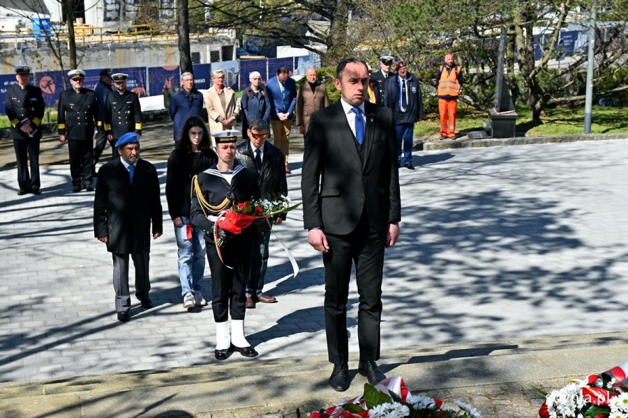 Grzegorz Kuleta - dyrektor biura senatora Sławomira Rybickiego złożył kwiaty w imieniu senatora podczas uroczystości z okazji 78. rocznicy zakończenia II wojny światowej // fot. Magdalena Czernek