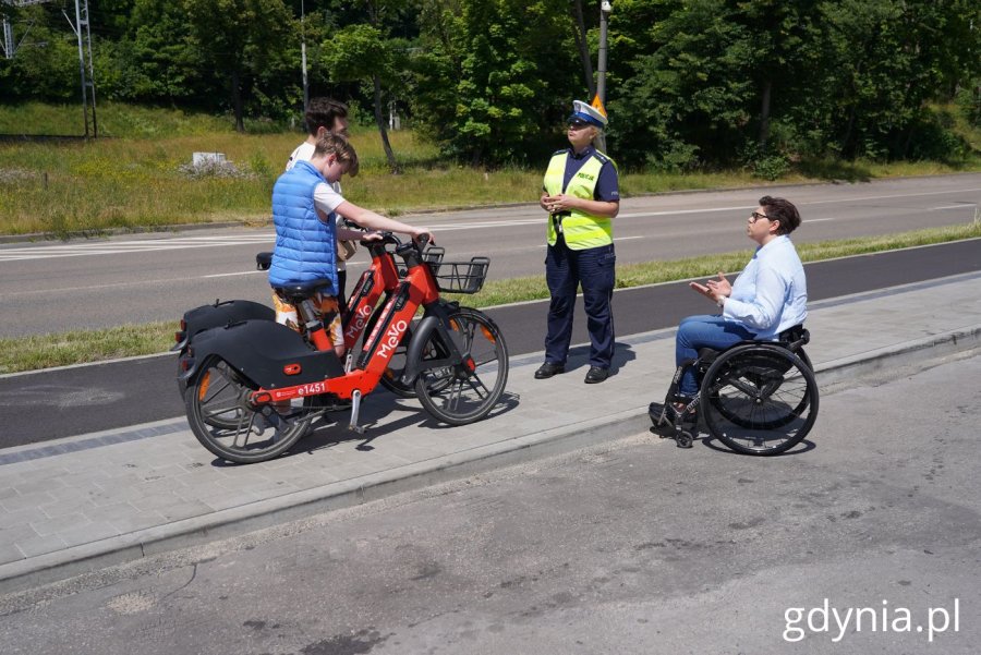Policjanci przeprowadzili akcję edukacyjną wśród użytkowników jednośladów (fot. Magdalena Starnawska)