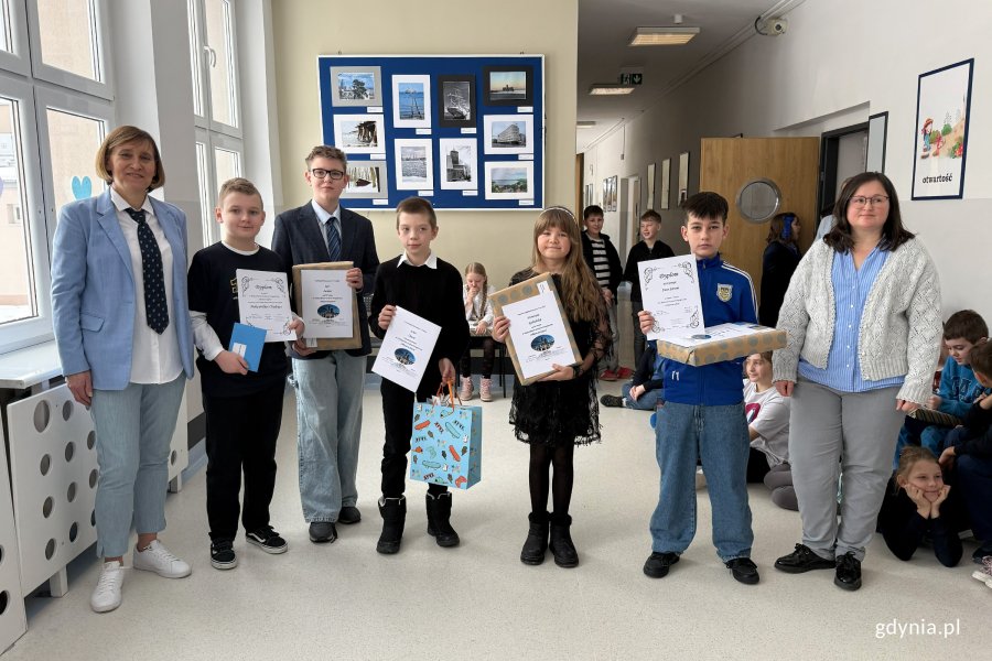 Uroczyste obchody 100-lecia Gdyni w SP 16, na zdjęciu m.in. dyrektorka szkoły Dorota Bębenek z lauretami międzyszkolnego konkursu (fot. Katarzyna Belcerzak)