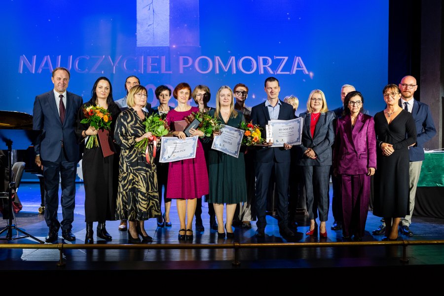Finaliści i laureaci konkursu o tytuł Nauczyciela Pomorza wraz z marszałkiem województwa pomorskiego Mieczysławem Strukiem i Agnieszką Baranowską - członkinią zarządu województwa pomorskiego 