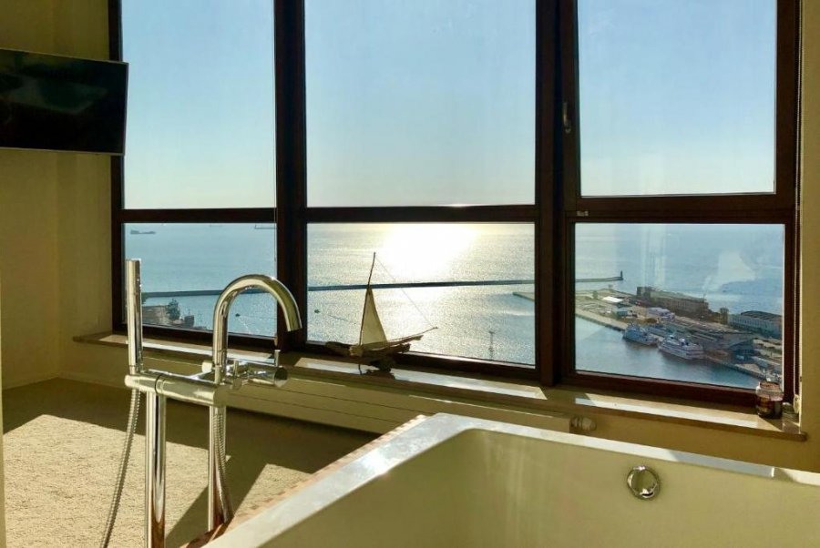Widok na morze z okna w obiekcie Sea Towers Penthouse 28-29 two-floors sea view panoramic terrace