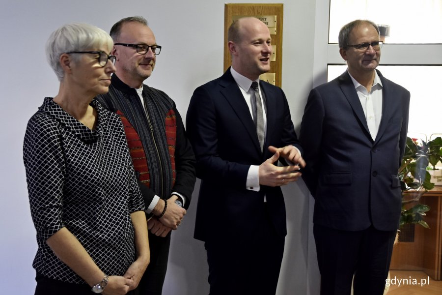 Trzej Królowie i kolędnicy odwiedzili gdyński ratusz. Przywitali ich przedstawiciele władz miasta: wiceprezydenci Bartosz Bartoszewicz i Michał Guć oraz przewodnicząca Rady Miasta Gdyni Joanna Zielińska // fot. Paweł Kukla