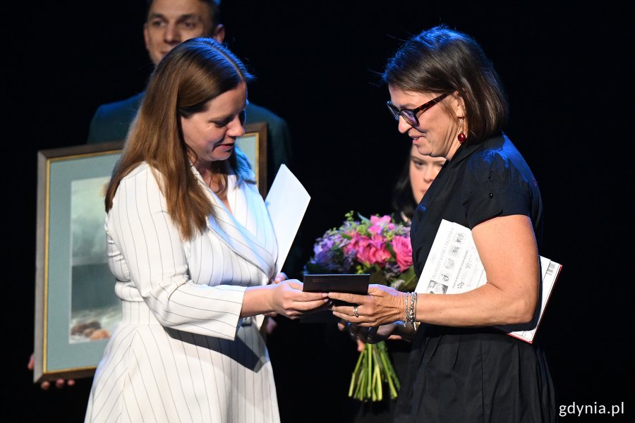 Na zdjęciu: prezydent Gdyni Aleksandra Kosiorek wraz z laureatką Martą Ostrowską (fot. Michał Puszczewicz)