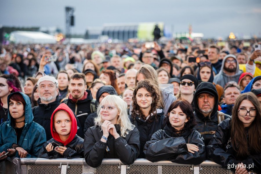 Uczestnicy festiwalu pod sceną gł&oacute;wną podczas jednego z koncert&oacute;w 