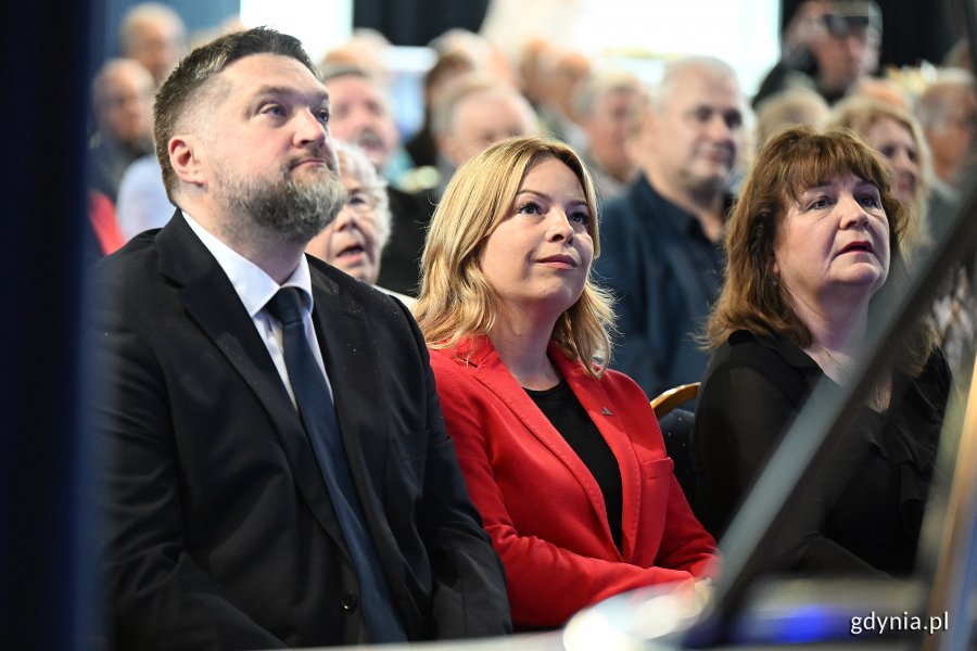 Uroczystość wręczenia odznak honorowych w Sali Koncertowej Portu Gdynia w ramach gdyńskich obchodów 45. rocznicy zakończenia strajków i podpisania porozumień sierpniowych. Tadeusz Szemiot i wiceprezydentka Oktawia Gorzeńska (fot. Michał Puszczewicz)