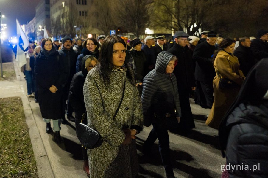 Gdyńska Droga Krzyżowa przeszła ulicami miasta. Na zdjęciu Mariola Śrubarczyk-Cichowska, wiceprzewodnicząca Rady Miasta Gdyni (fot. Paweł Budziński) 
