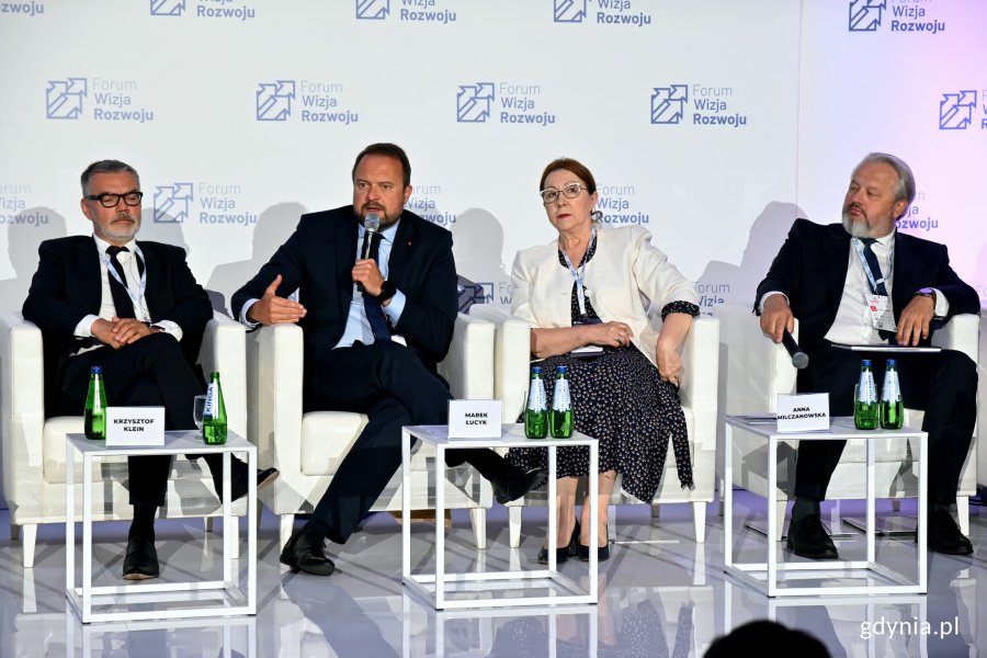 Od lewej: Krzysztof Klein – kierownik projektu w Lotos Asfalt, Marek Łucyk - wiceprezydent Gdyni ds. rozwoju, Anna Milczanowska – posłanka, zastępca przewodniczącego w Komisji Infrastruktury oraz Komisji Sprawiedliwości i Praw Człowieka oraz Sławomir Słupczyński – wójt Ryjewa podczas debaty na Forum Wizja Rozwoju // fot. Magdalena Czernek