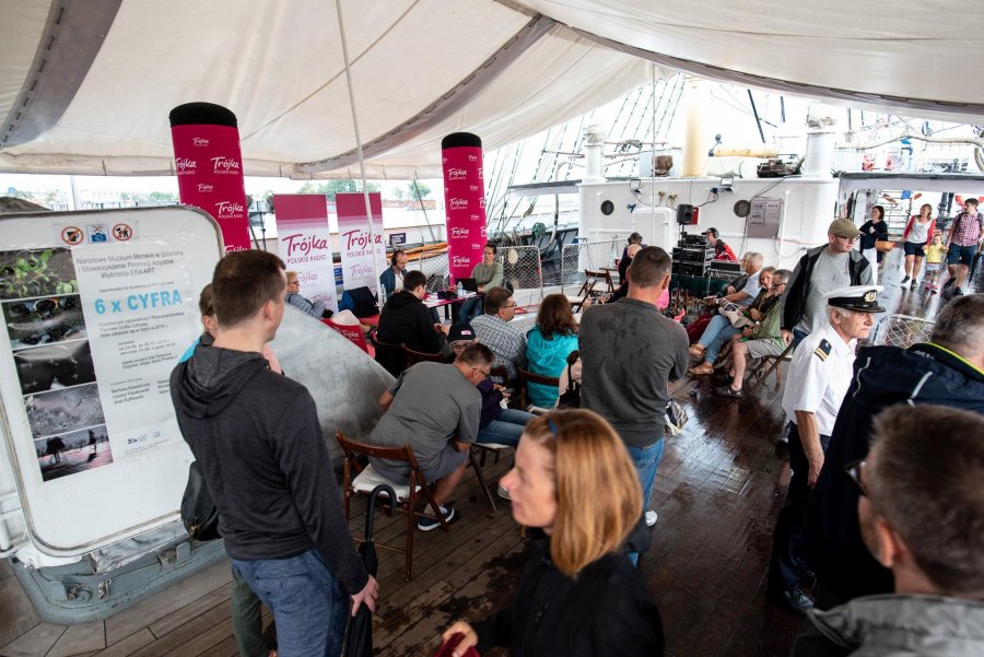 Plenerowe studia Polskiego Radia nadają z Gdyni przed „Lato z Radiem Festiwal”, fot. Dawid Linkowski