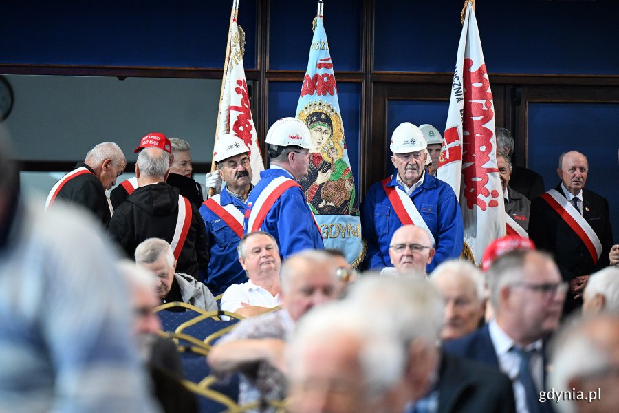 Uroczystość wręczenia odznak honorowych w Sali Koncertowej Portu Gdynia w ramach gdyńskich obchodów 45. rocznicy zakończenia strajków i podpisania porozumień sierpniowych (fot. Michał Puszczewicz)