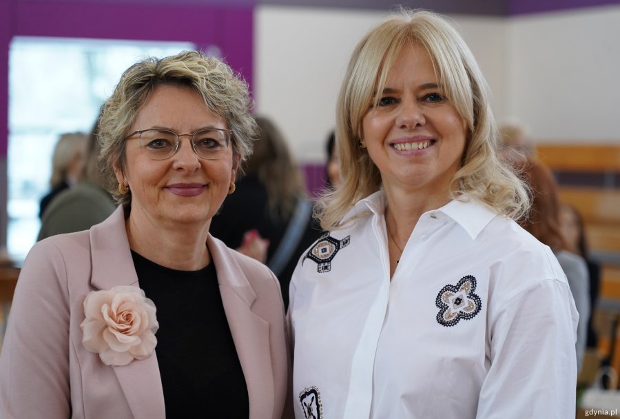 Od prawej stoją: Eliza Zaborowska-Kempa, dyrektorka Szkoły Podstawowej nr 18 w Gdyni i Joanna Rutkowska, dyrektora Szkoły Muzycznej I i II stopnia w Gdyni