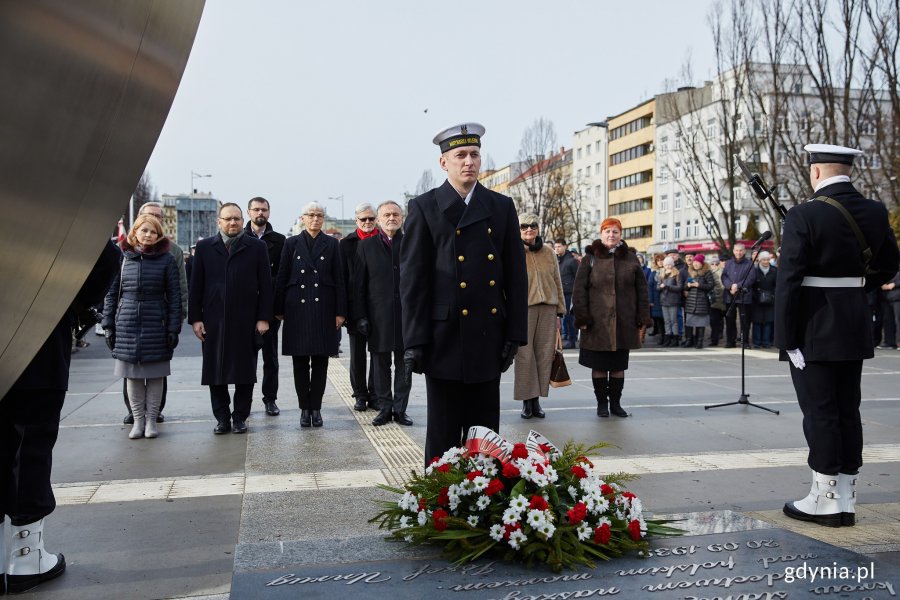 Uroczystości oficjalne pod pomnikiem Polski Morskiej z okazji 93. rocznicy nadania praw miejskich, fot. Dawid Linkowski