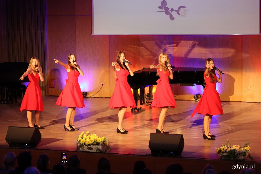 wokalistki  na scenie w sali koncertowej