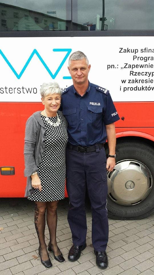 Archiwalne zdjęcie uśmiechniętych ludzi podczas zbiórki krwi przy Urzędzie Miasta w Gdyni