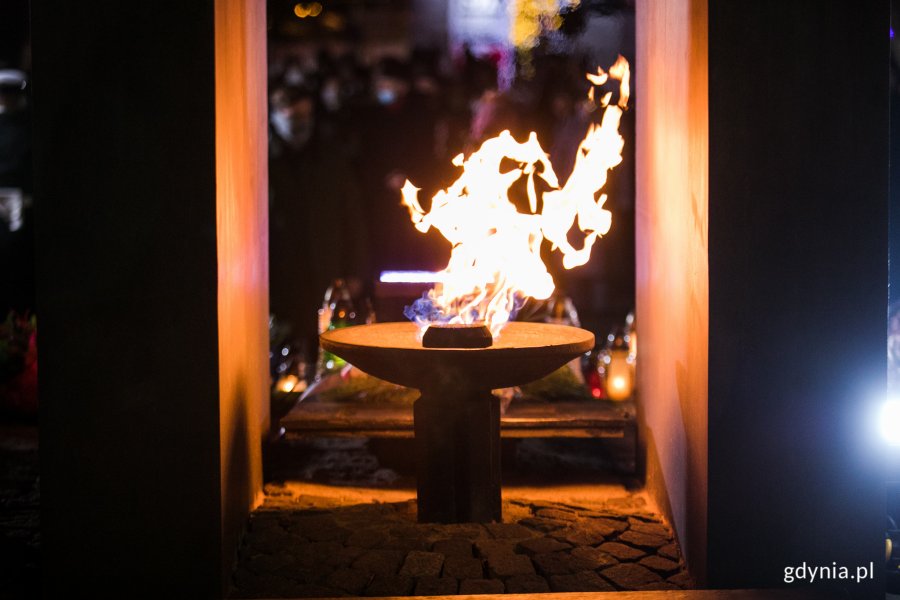 Paląca się pochodnia na pomniku Ofiar Grudnia '70 na placu Wolnej Polski // fot. Karol Stańczak