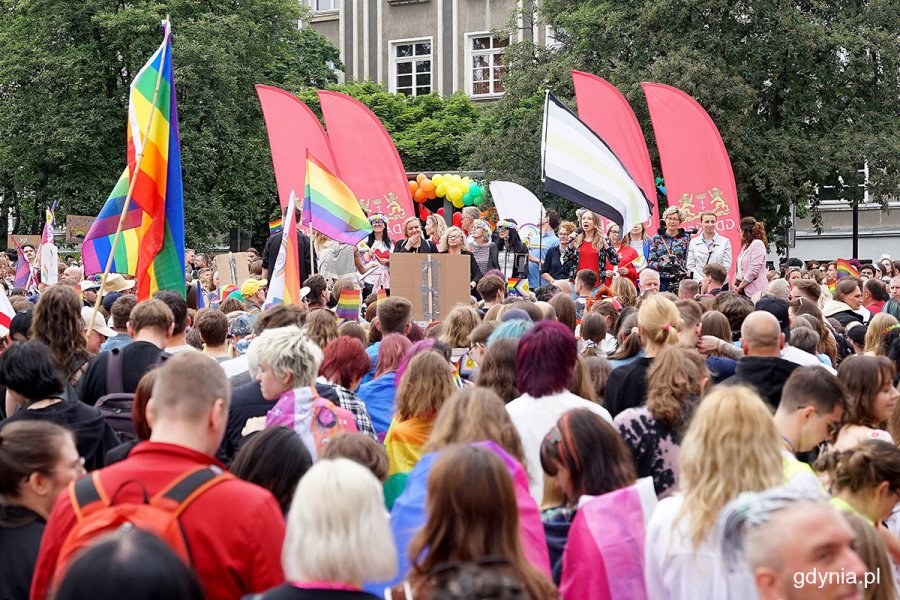 Uczestnicy przemarszu w ramach X Trójmiejskiego Marszu Równości ulicami Gdańska – na drugim planie widoczna scena podczas części oficjalnej (fot. Mirosław Pieślak)