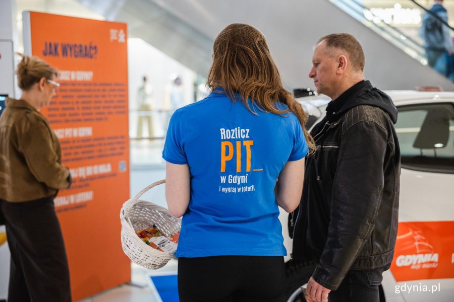 Konsultantka rozmawia z mężczyzną