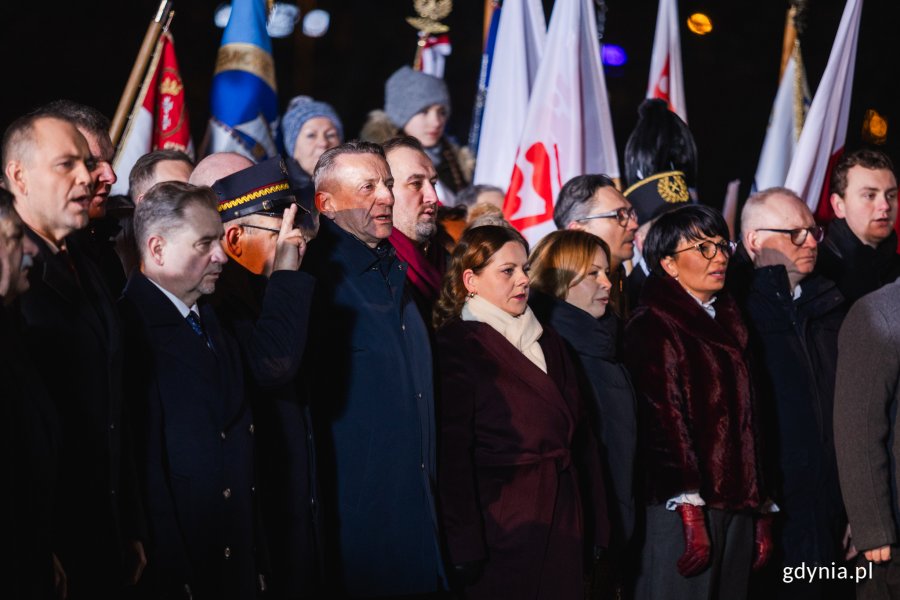 Prezydent Polski, Karol Nawrocki i członkowie lokalnego samorządu podczas uroczystości obchod&oacute;w Grudnia 1970