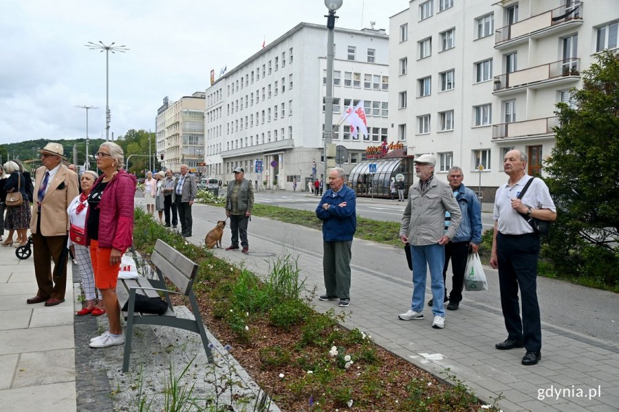 Uczestnicy uroczystości z okazji 43. rocznicy strajków sierpniowych i podpisania porozumień sierpniowych zgromadzeni przed pomnikiem Ofiar Grudnia 1970 roku na placu Wolnej Polski // fot. Magdalena Czernek