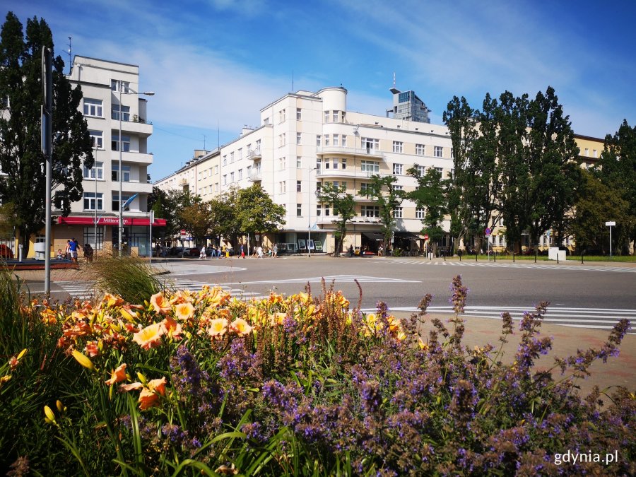 Wakacyjny spacer architektoniczny Gdyńskiego Szlaku Modernizmu, w tle kamienica Pręczkowskiego  // fot. Karolina Szypelt