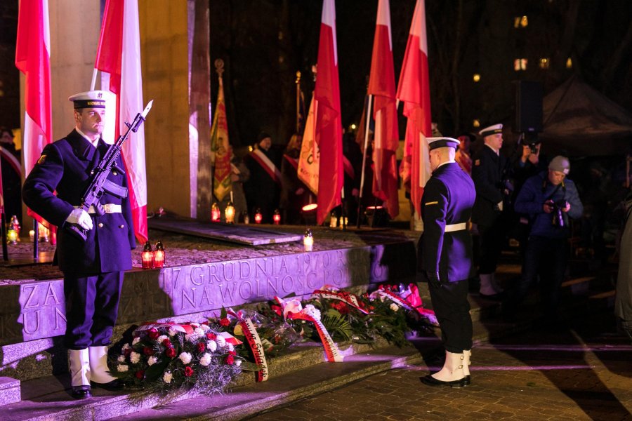 Wieczorne uroczystości upamiętniające ofiary Grudnia '70 // fot. Karol Stańczak