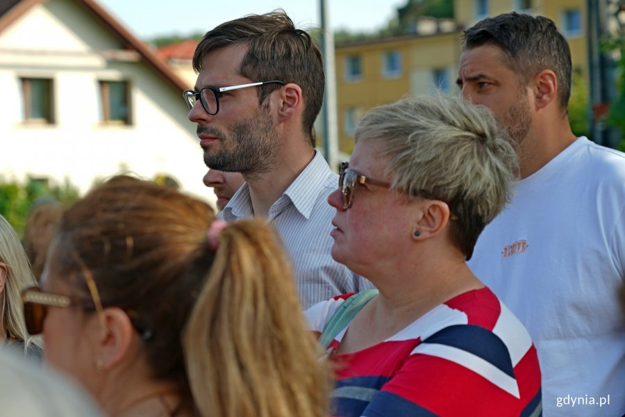 Radni miasta Beata Horała, Marek Dudziński i mieszkańcy podczas wizji terenowej przy ul. Demptowskiej 46 